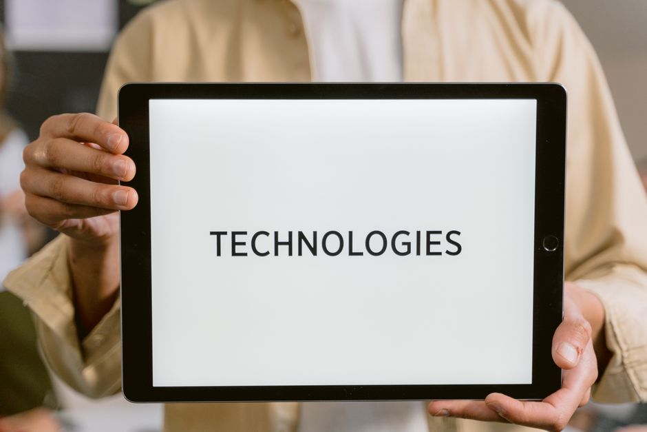 Osoba drži tablet s riječju 'Technologies' na ekranu